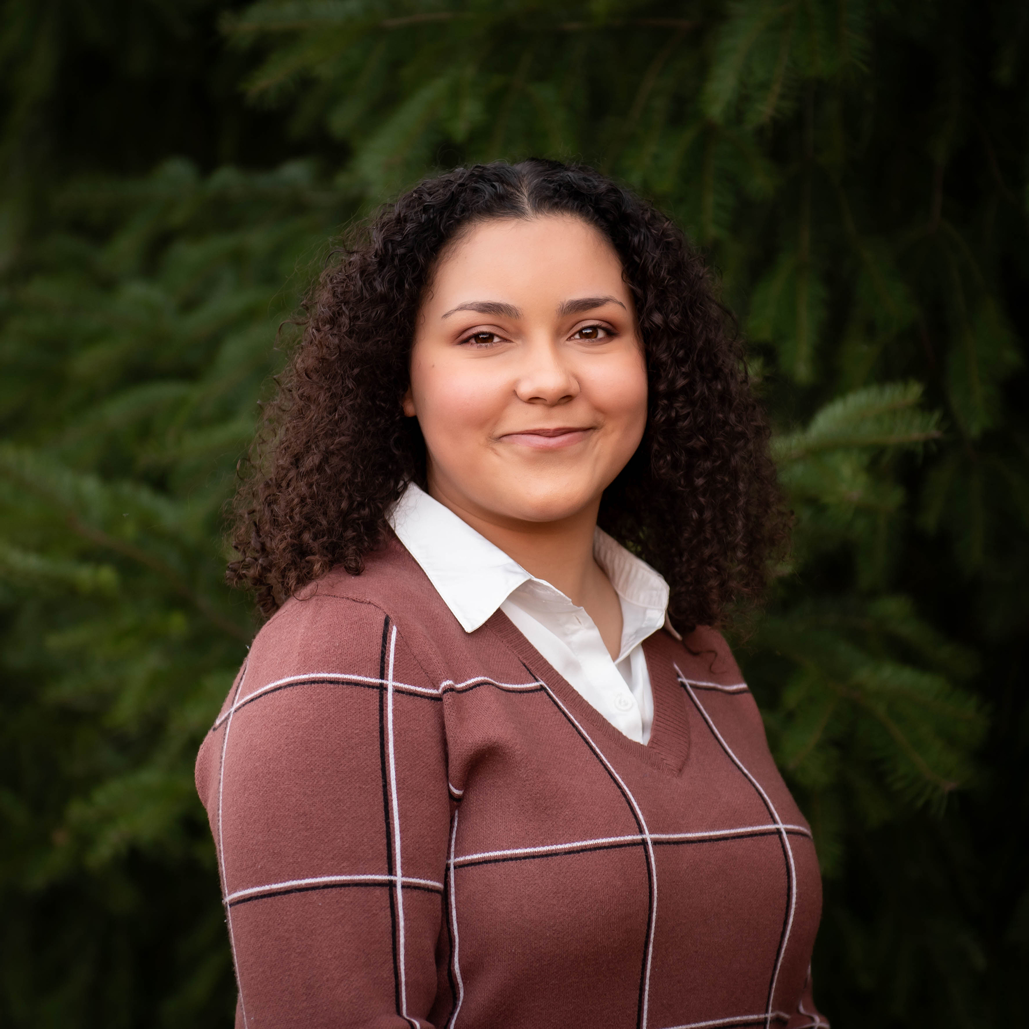 Jianys posing and smiling in front of a tree